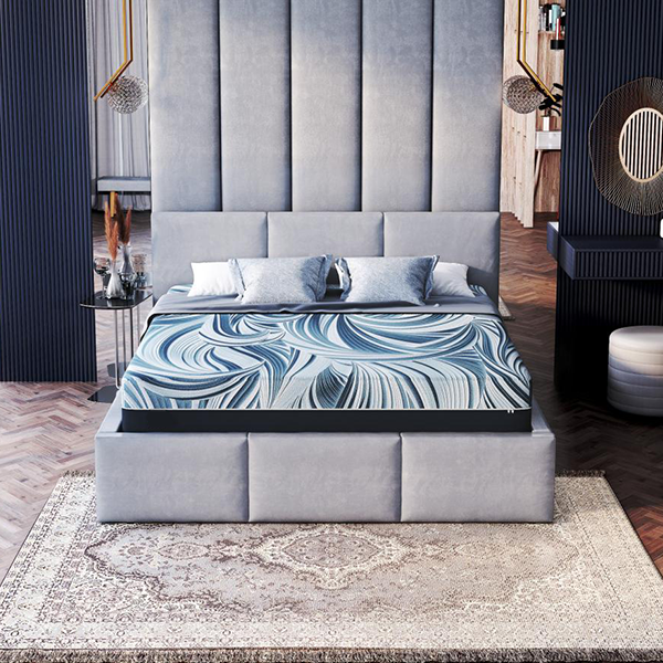 Čiužiniai lovoms ir moderniai įrengtas miegamasis su lova